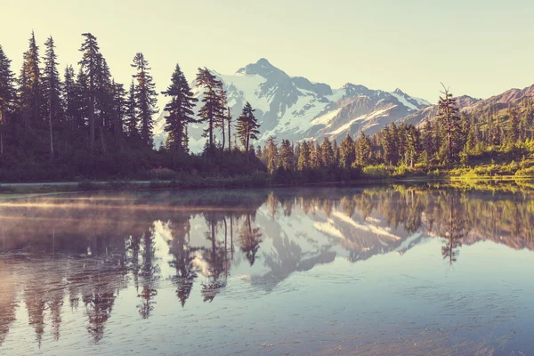 Image de lac dans les montagnes — Photo