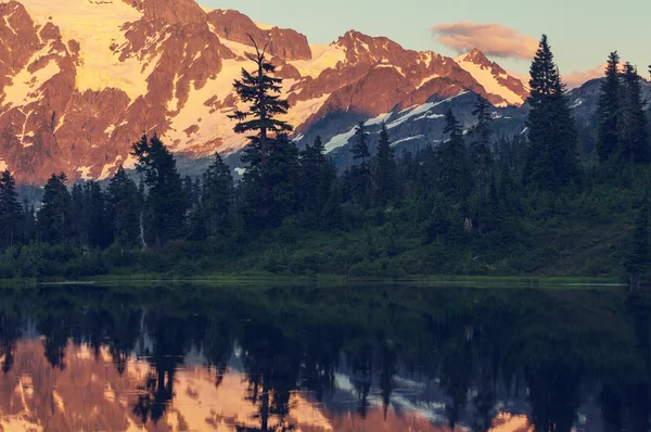 Foto de lago en las montañas — Foto de Stock