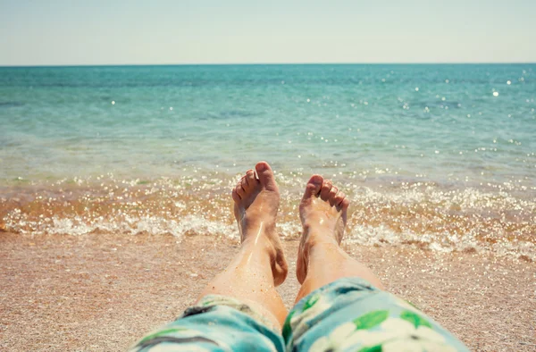 Homem relaxante na praia — Fotografia de Stock