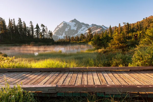 Image de lac dans les montagnes — Photo