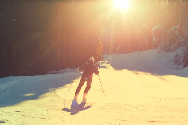 Mannelijke skiër op de rails — Stockfoto