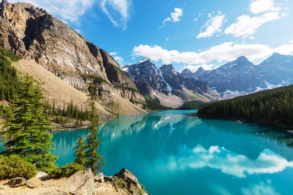 Moraine-tó a Banff Nemzeti Parkban — Stock Fotó