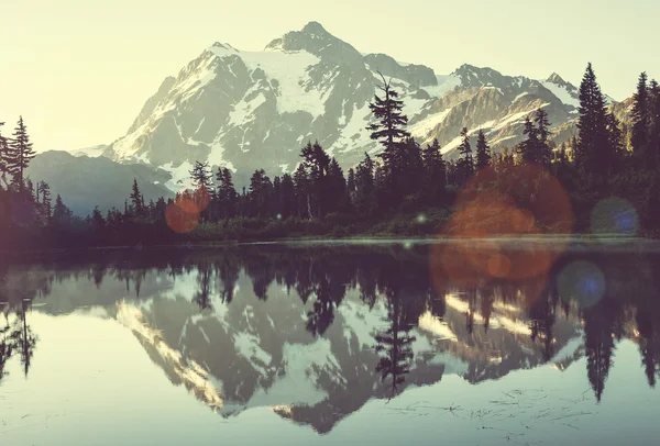 Foto de lago de montaña — Foto de Stock