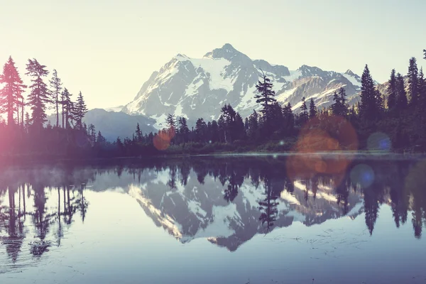 Foto de lago en las montañas — Foto de Stock