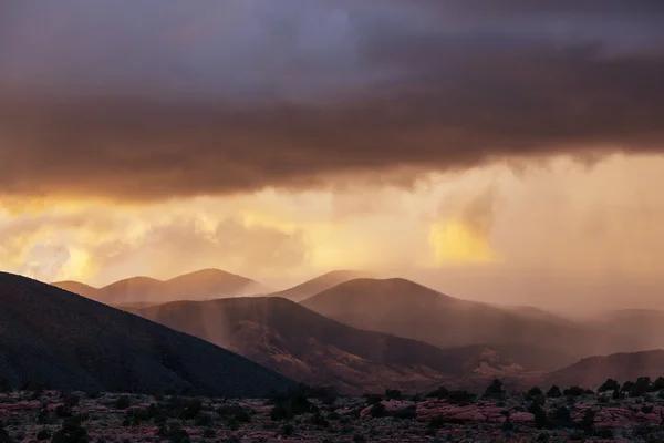 Дощ і хмари в горах — стокове фото