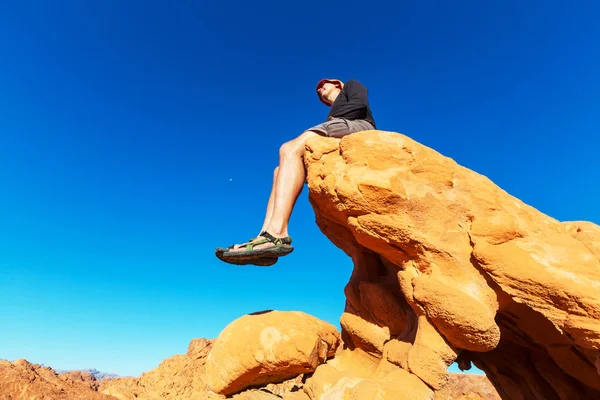 Mann sitzt auf der Klippe — Stockfoto