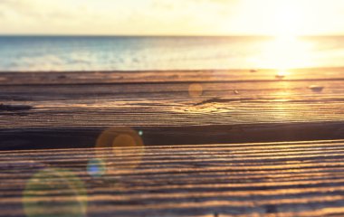 houten promenade op strand
