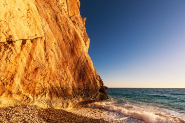 Kıbrıs'ta deniz kıyısında