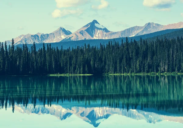 Serenity smaragdové jezero — Stock fotografie