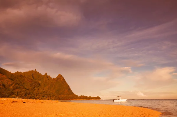 Plage hawaïenne au coucher du soleil — Photo