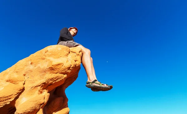 Mann auf schroffer Klippe — Stockfoto