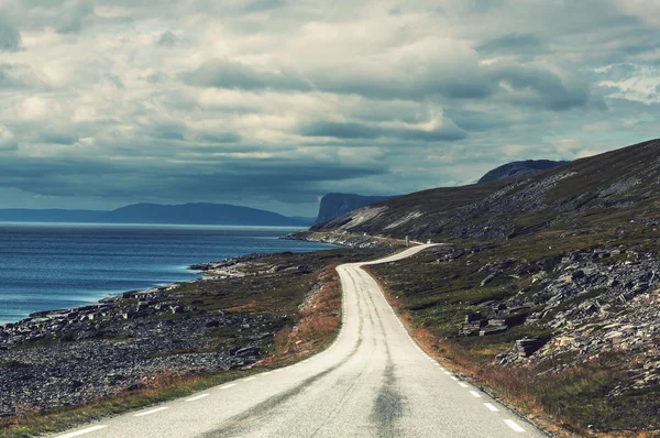 Estrada nas montanhas da Noruega — Fotografia de Stock