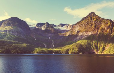 Norveç dik kayalıklarla