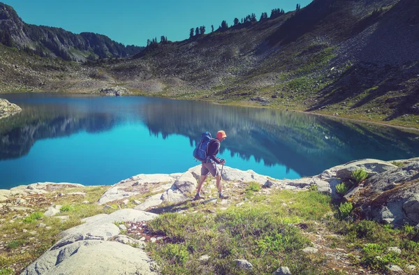 Hiking man near Ann lake — Stock Photo, Image