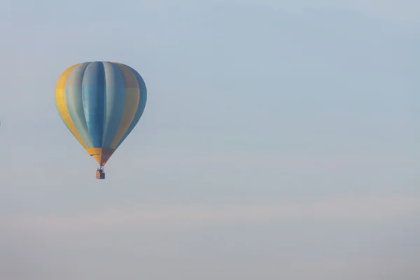 Balão no céu azul — Fotografia de Stock