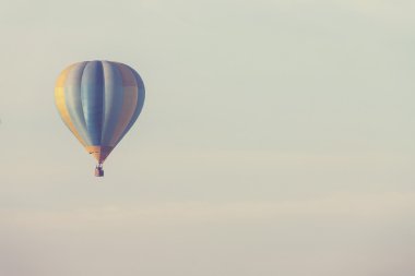 Mavi gökyüzünde balon