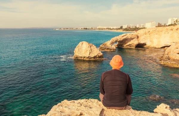 Hombre en la hermosa costa de Chipre — Foto de Stock