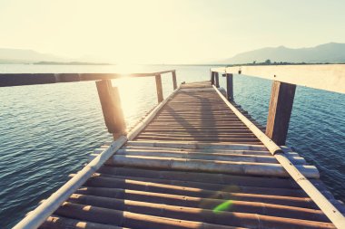 houten promenade op strand