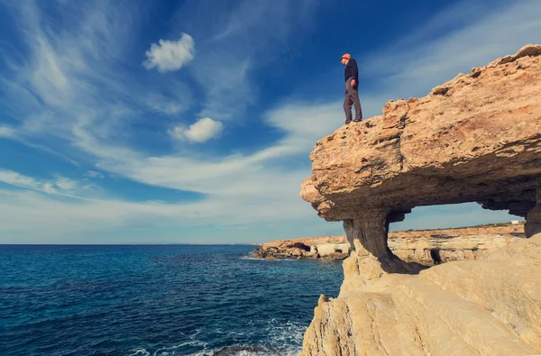 Adam Kıbrıs deniz kıyısında — Stok fotoğraf