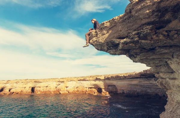 Человек на берегу моря на Кипре — стоковое фото