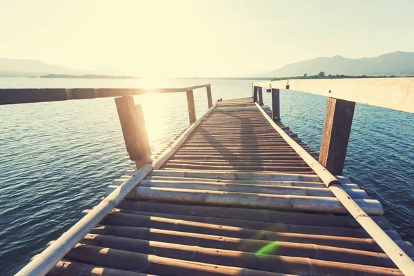 Passerella in legno sulla spiaggia — Foto Stock