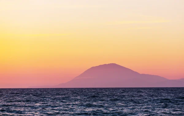 Puesta de sol en la costa de Grecia — Foto de Stock