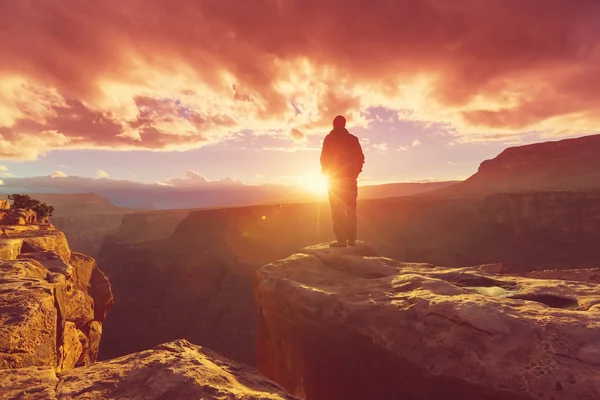 Άνθρωπος πεζοπόρος στο Grand Canyon — Φωτογραφία Αρχείου