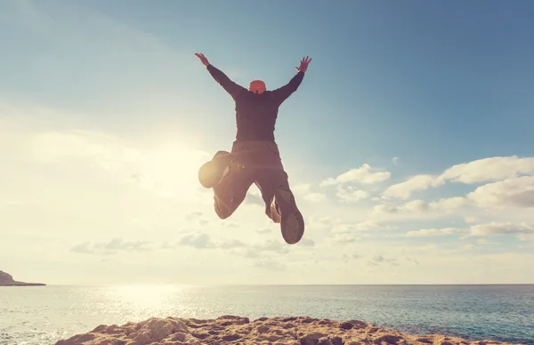 Feliz salto hombre — Foto de Stock