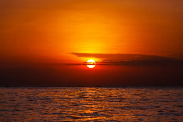 Ηλιοβασίλεμα στη θαλάσσια ακτή — Φωτογραφία Αρχείου