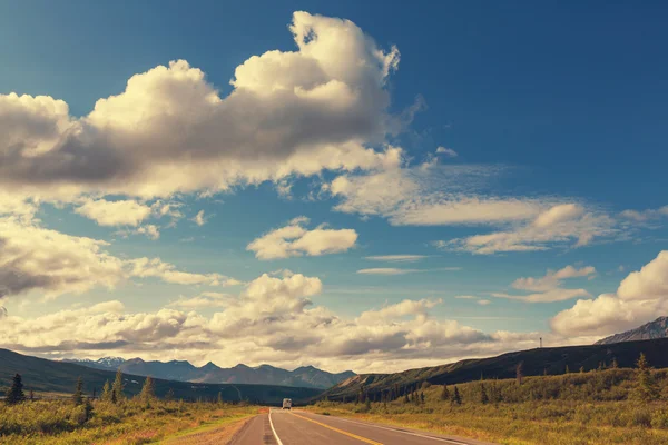 Berglandschaft mit Autobahn in Alaska — Stockfoto