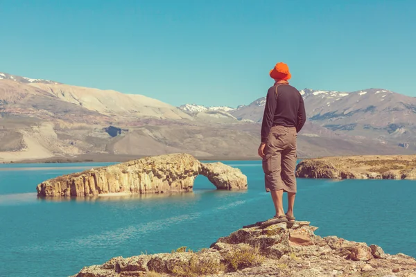 Человек-турист в горах Патагонии — стоковое фото
