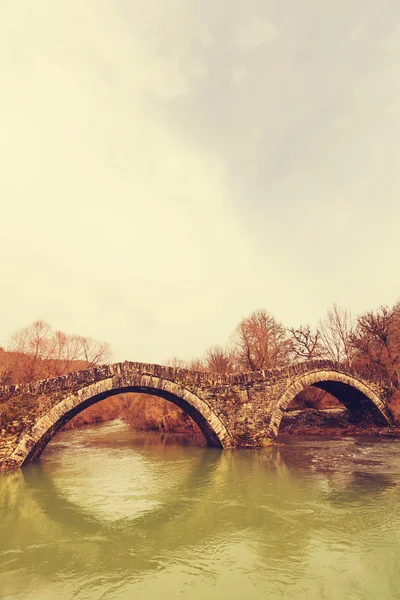 Ponte de pedra tradicional na Grécia — Fotografia de Stock