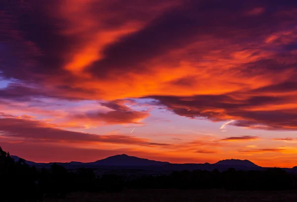 Coucher de soleil pittoresque en montagne — Photo