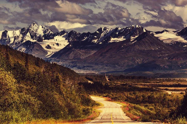 Mountains landscape with highway in Alaska — Stock Photo, Image