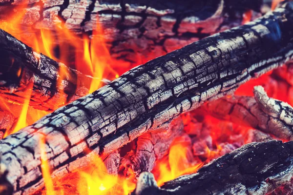 Nahaufnahme vom Lagerfeuer am Abend — Stockfoto