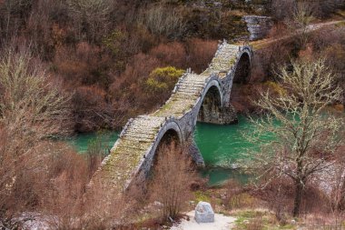 Yunanistan'da geleneksel taş köprü