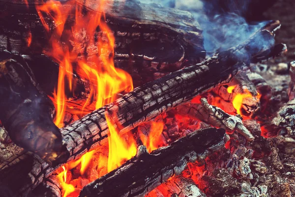 Närbild av lägerelden på kvällen — Stockfoto