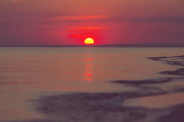 Pôr do sol na costa marítima — Fotografia de Stock