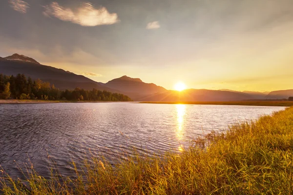 Сцена заходу сонця на озері — стокове фото