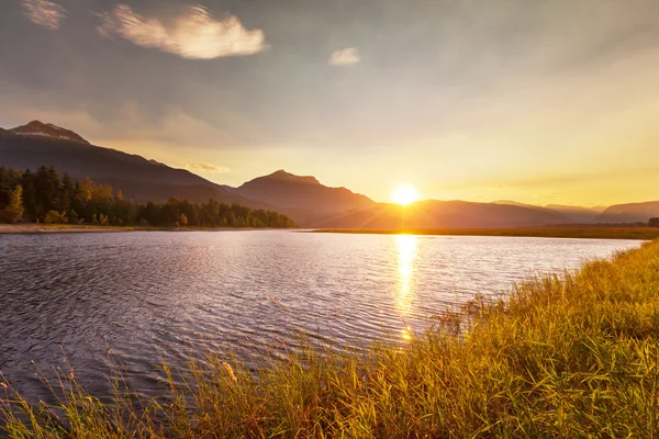 Solnedgång scen på sjön — Stockfoto