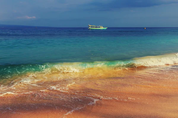 Praia tropical cênica em Bali — Fotografia de Stock