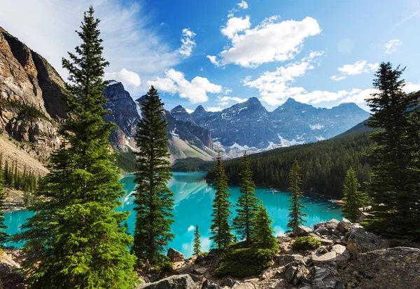Piękne morenowe jezioro w Kanada — Zdjęcie stockowe