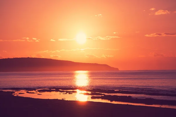 Hermosa puesta de sol en la costa de Chipre — Foto de Stock