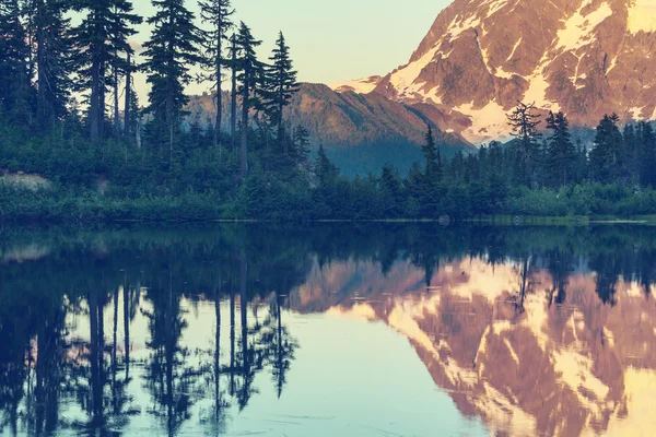 Imagem lago e monte Shuksan — Fotografia de Stock