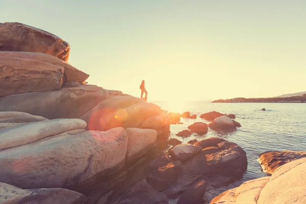 Adam Yunanistan kayalık sahil şeridi üzerinde — Stok fotoğraf