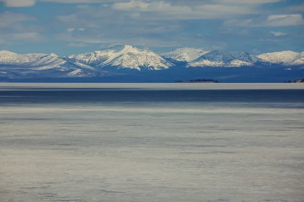 Lago Yellowstone no Parque Nacional — Fotografia de Stock