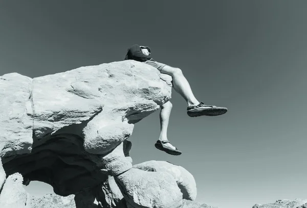 Homem sentado no penhasco — Fotografia de Stock