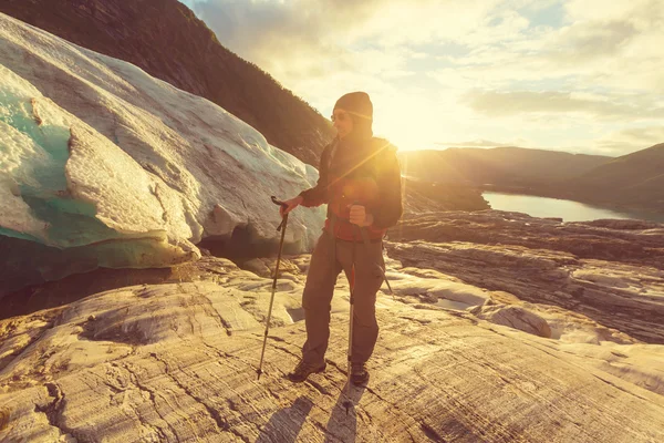 Homem caminhante na Noruega montanhas — Fotografia de Stock