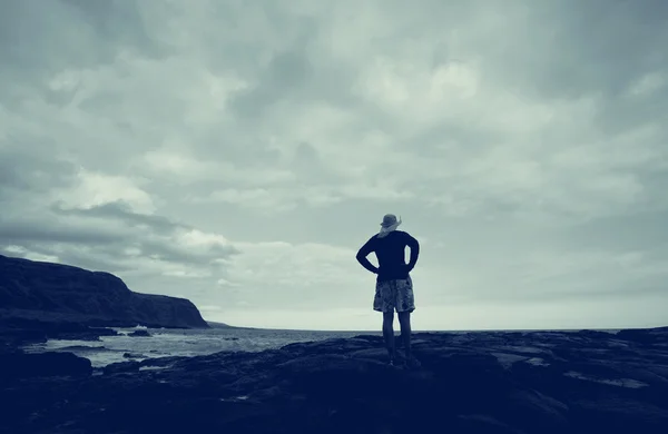 Hombre de pie en la costa hawaiana — Foto de Stock