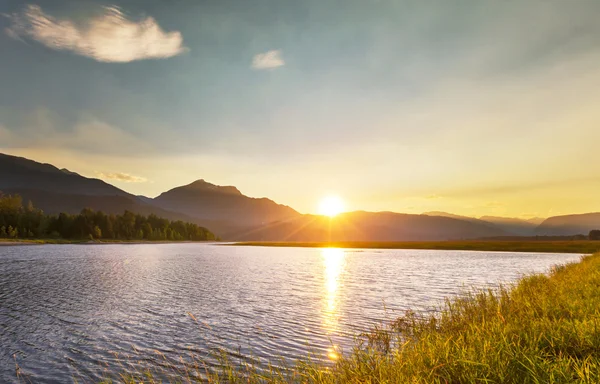 Zonsondergang scène op lake — Stockfoto